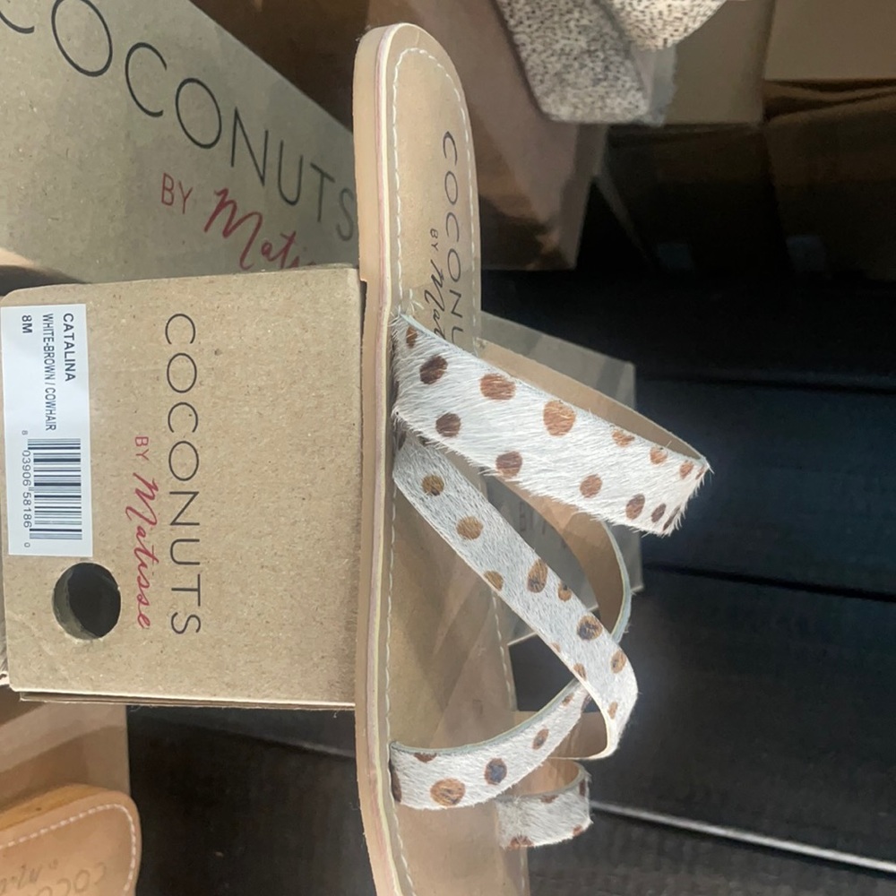 Coconuts by Matisse Catalina white/brown cow hair sandal polkadots